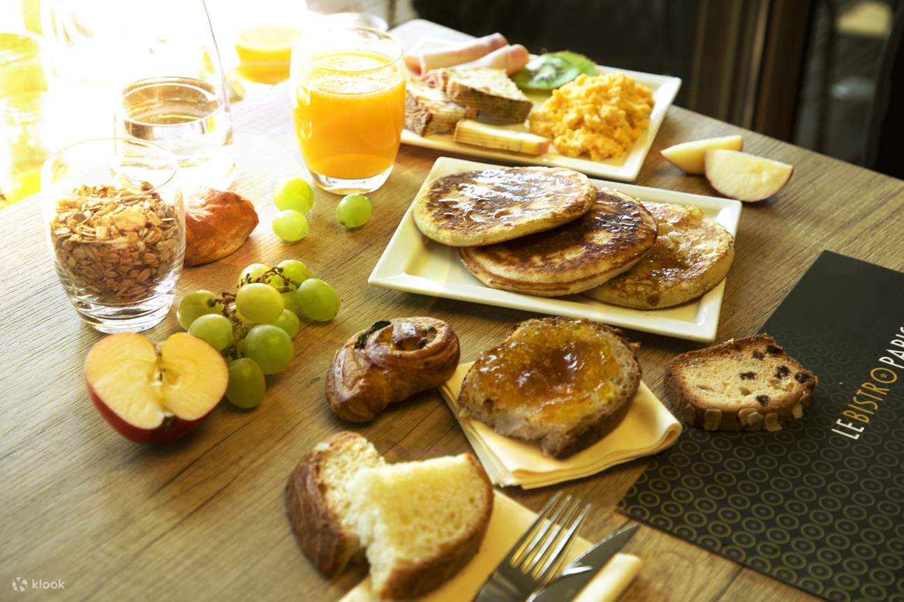 Le Bistro Parisien dengan Pemandangan Menara Eiffel